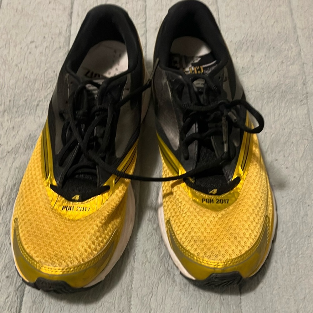 Brooks Launch 4.  Pittsburgh Marathon Edition. Black/Yellow Running Shoes